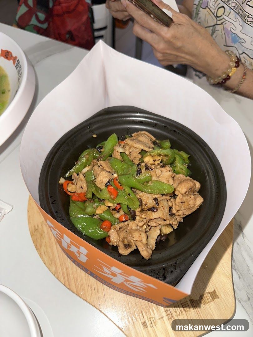 Stir-fried meat with green peppers in clay pot