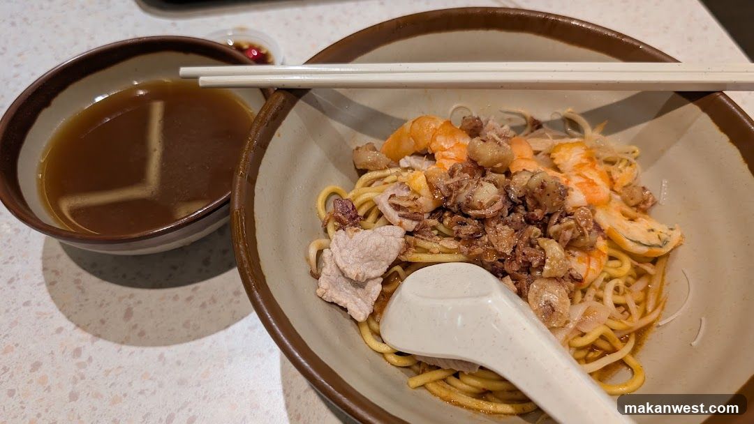 Noodle Bowl with Shrimp and Meat Topping