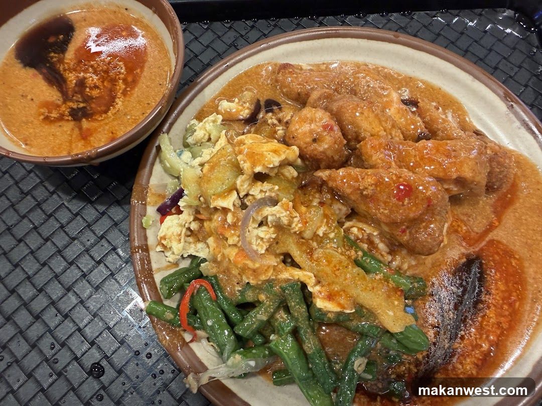 Curry Dish with Side Bowl