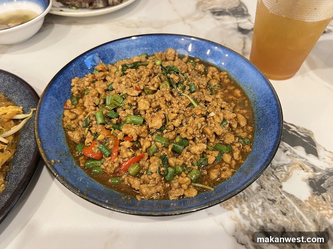 Stir-fried Minced Meat with Green Peppers and Basil