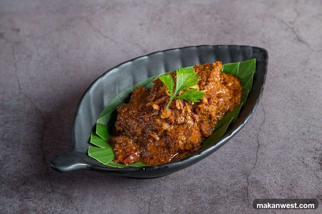 Spicy Meat Curry with Garnish