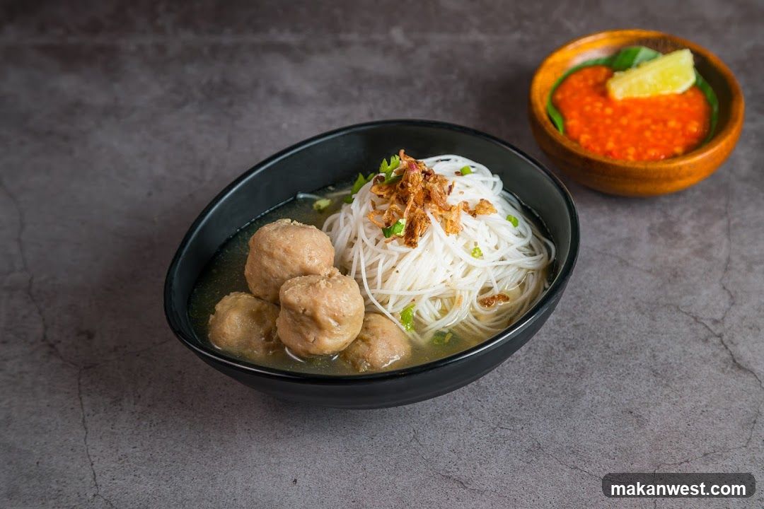 Noodle Bowl with Meatballs and Chili Sauce
