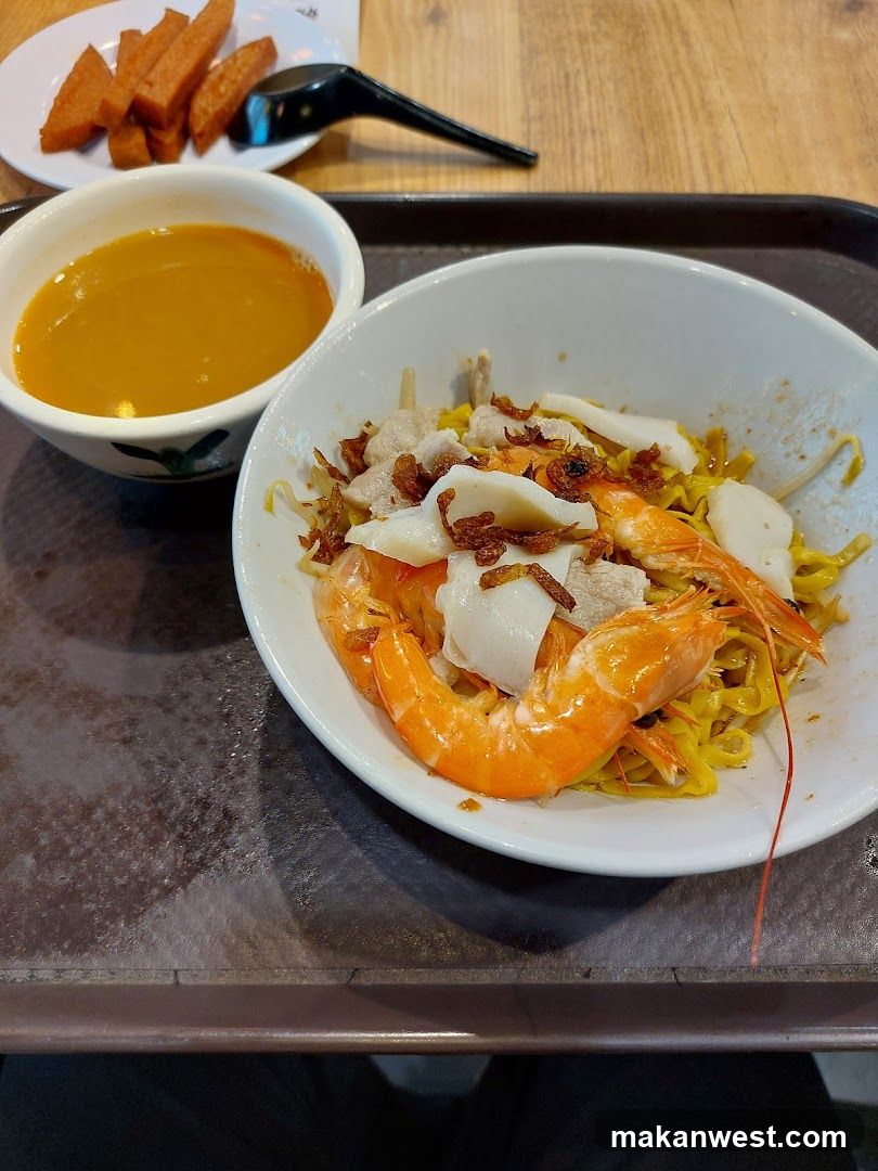 Noodle Dish with Shrimp and Fish Cakes