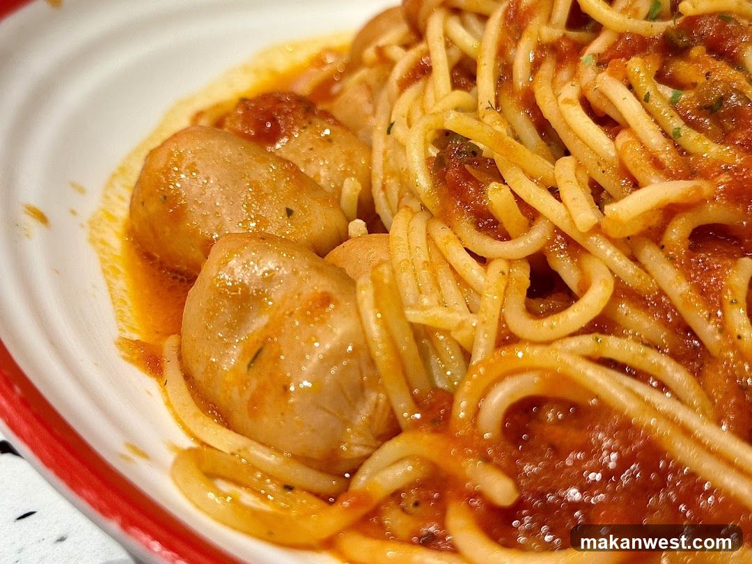 Spaghetti with Meatballs in Tomato Sauce
