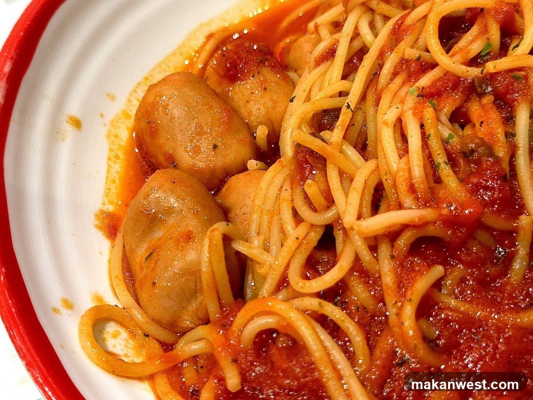 Spaghetti with Meatballs in Tomato Sauce