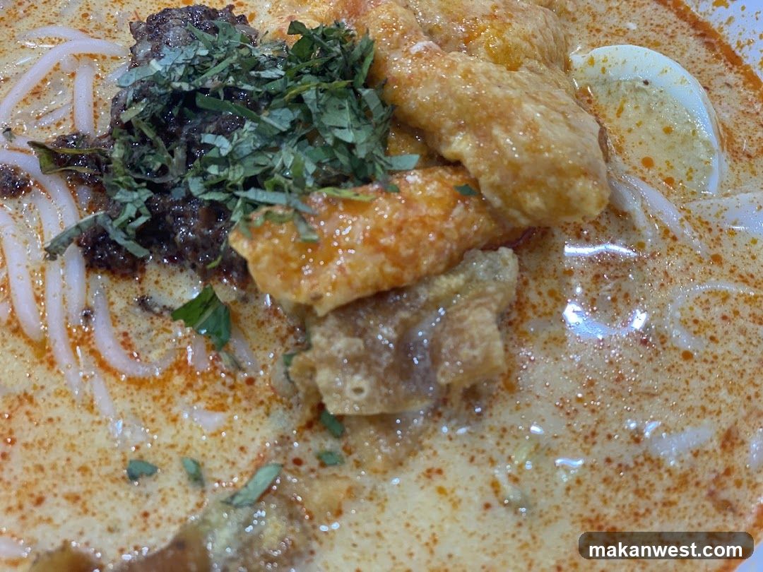 Spicy Noodle Dish with Tofu and Egg