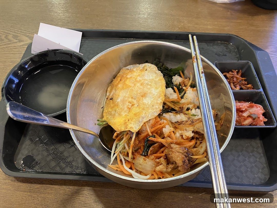 Korean-style rice bowl with egg and kimchi