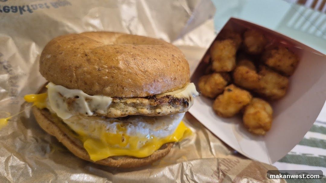 Bagel Sandwich with Tater Tots