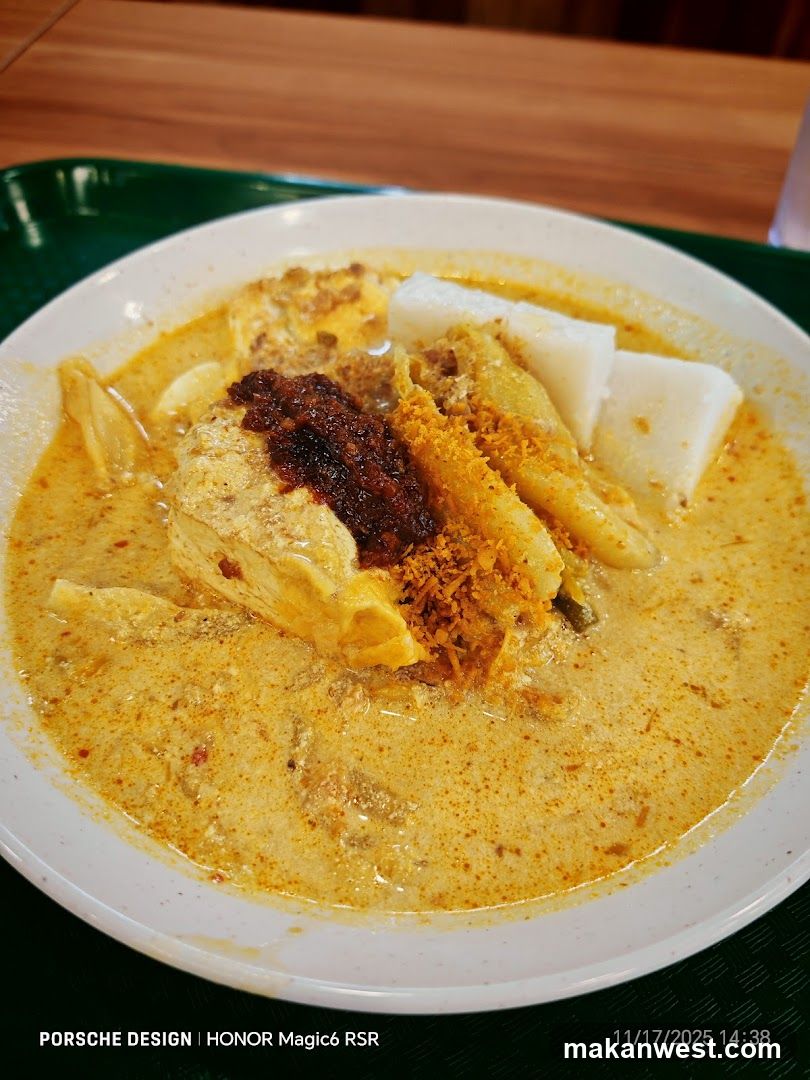 Curry Dish with Tofu and Rice Cakes