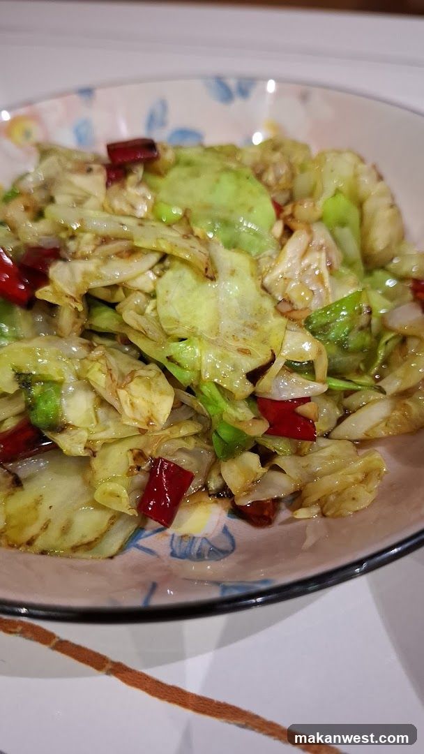 Stir-fried Cabbage with Chili Peppers