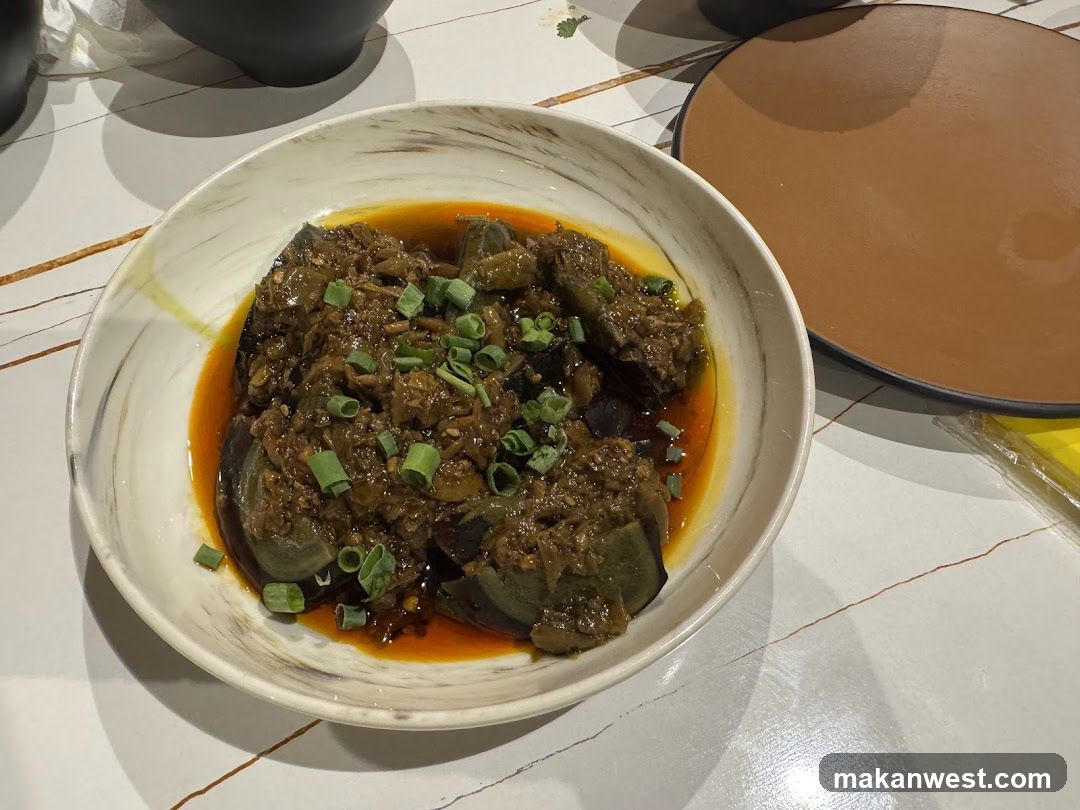Stir-fried dish with egg and sauce