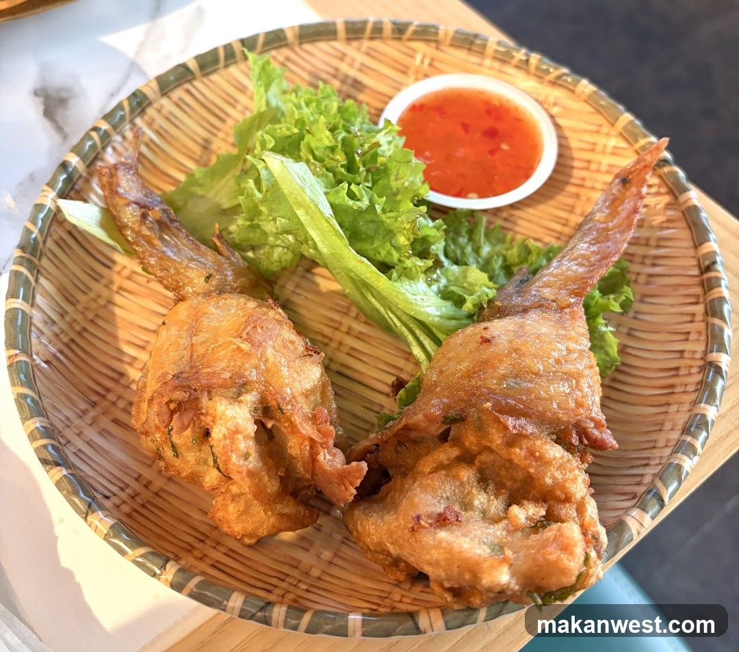 Fried Chicken Wings with Lettuce and Chili Sauce