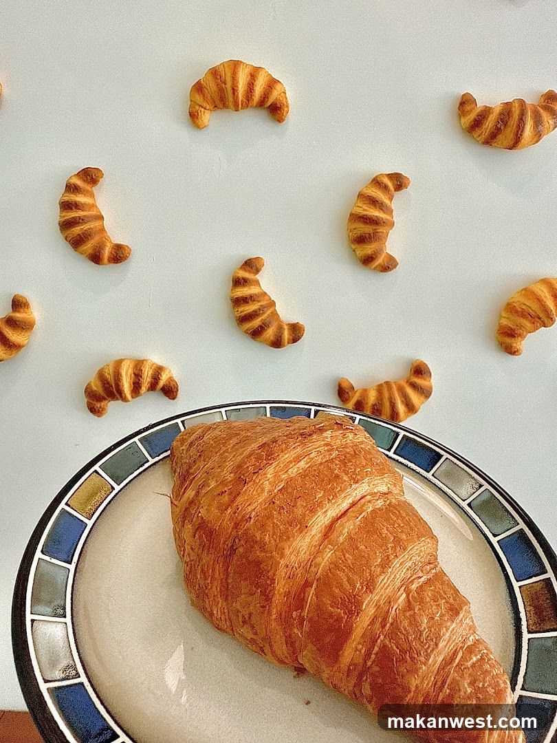 Croissant Display