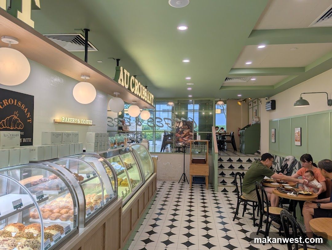 Au Croissant Interior