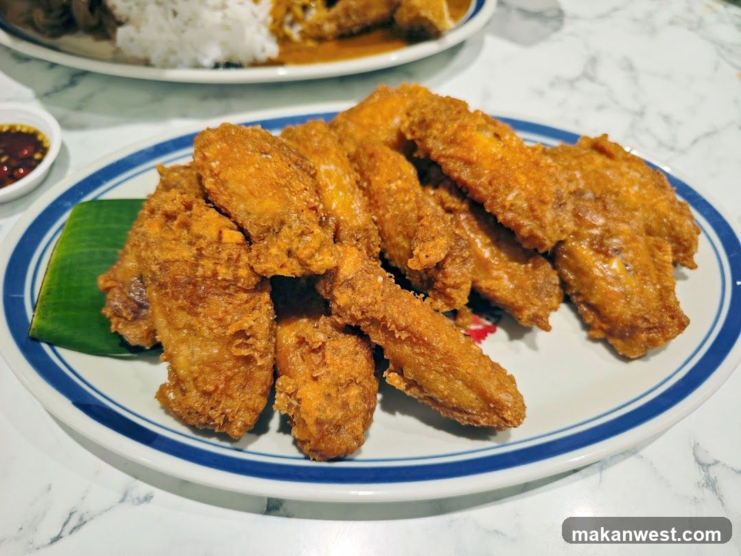 Fried Chicken Wings with Rice and Curry