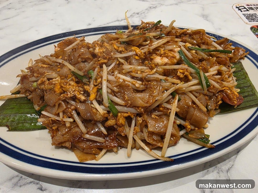Stir-fried Rice Noodles with Bean Sprouts and Egg