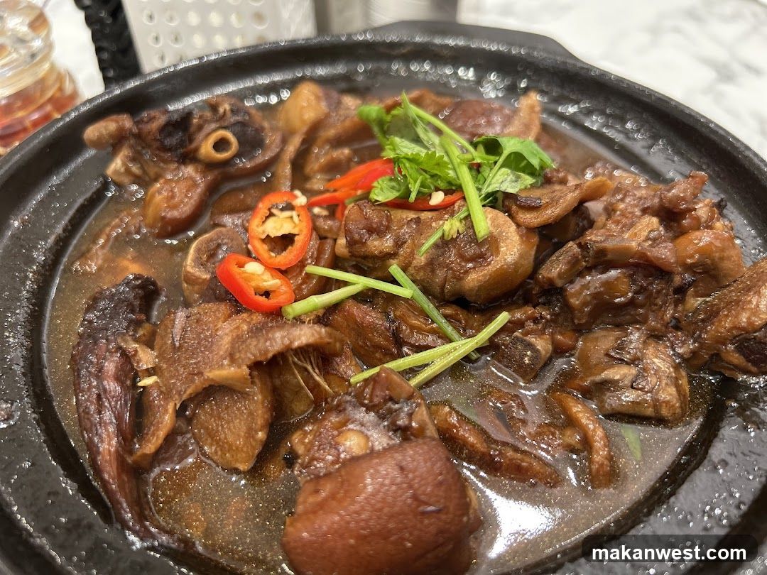 Stewed Meat Dish with Chili and Greens