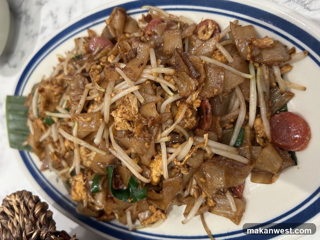 Stir-fried Rice Noodles with Vegetables and Meat