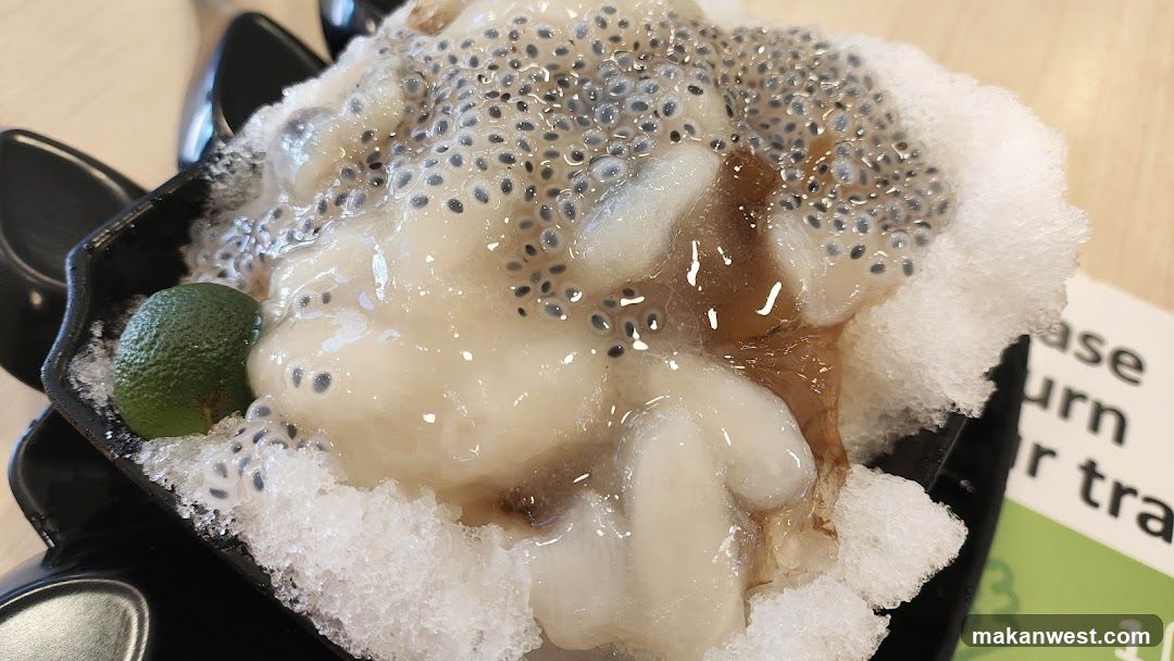 Dessert with shaved ice and seeds