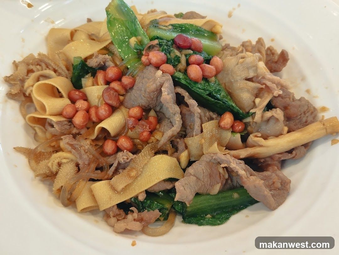Stir-fried Noodles with Peanuts and Meat