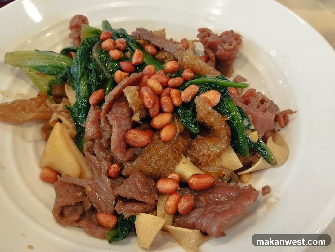 Stir-fried Beef with Peanuts and Greens