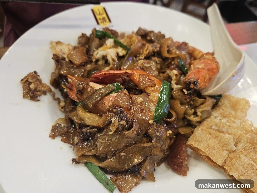 Stir-fried noodles with shrimp and fried dough