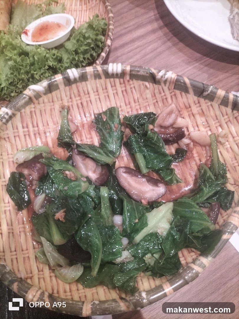 Stir-fried Greens with Mushrooms in a Bamboo Basket