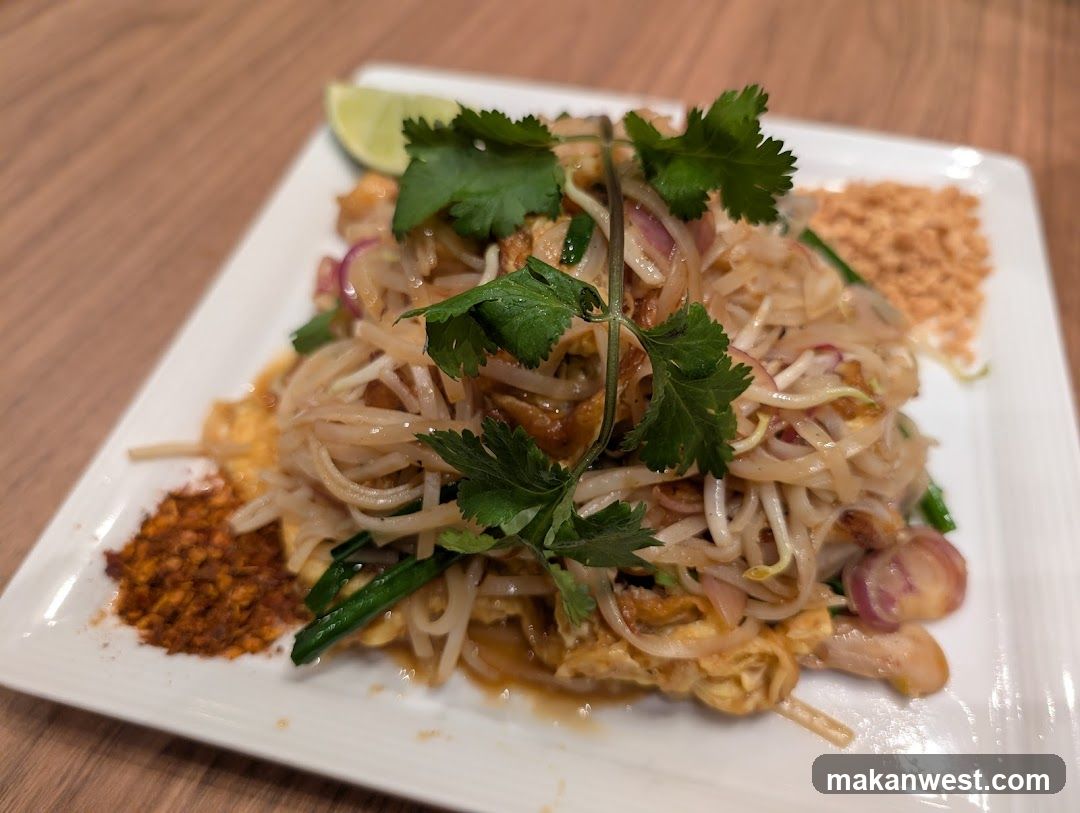 Pad Thai with Garnish