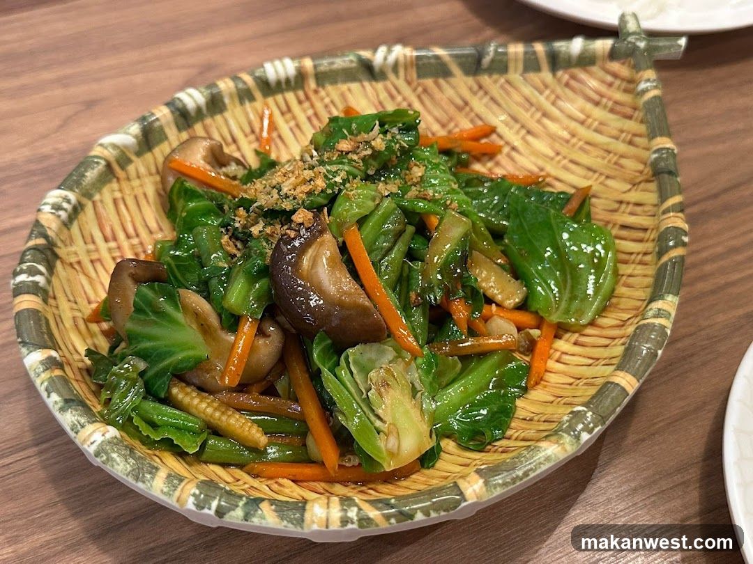 Stir-fried Vegetables with Mushrooms and Carrots