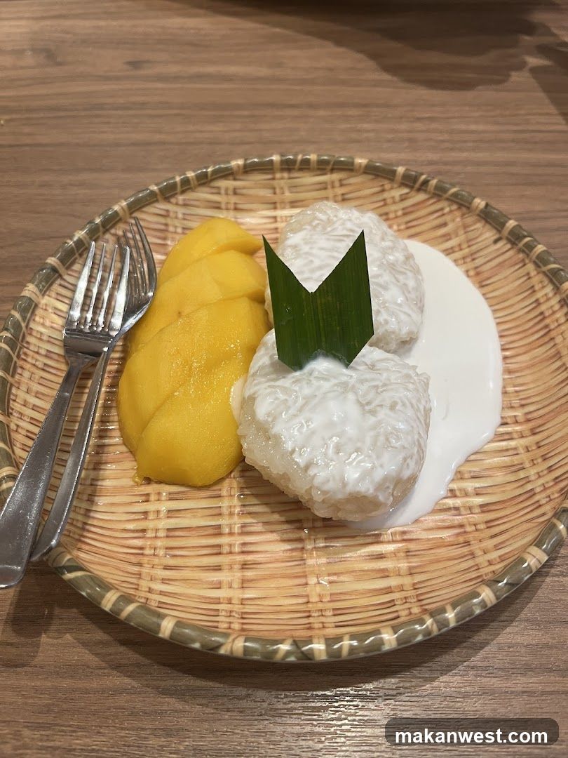 Mango Sticky Rice with Mango Slices