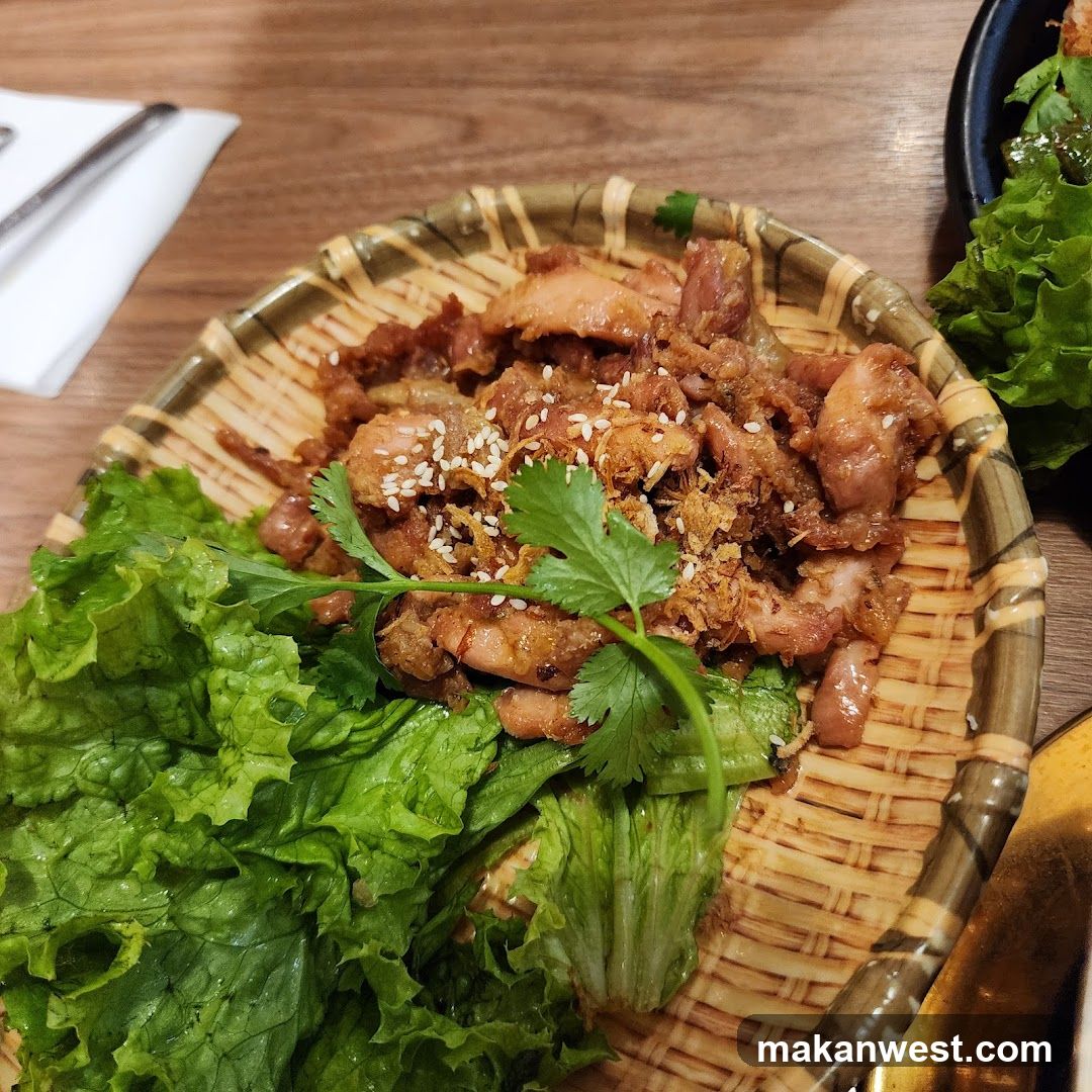 Grilled Meat with Lettuce and Sesame Seeds
