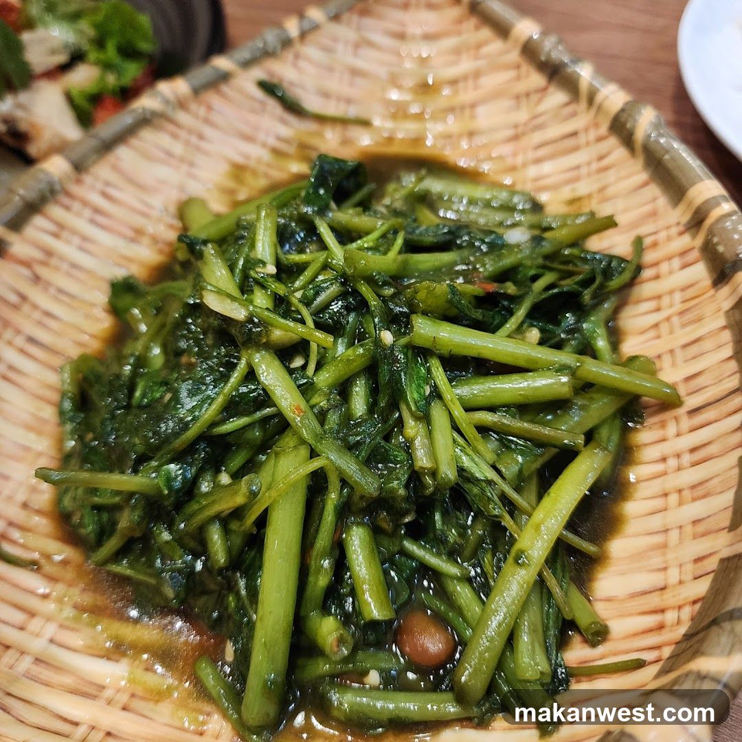 Stir-fried Water Spinach with Sauce