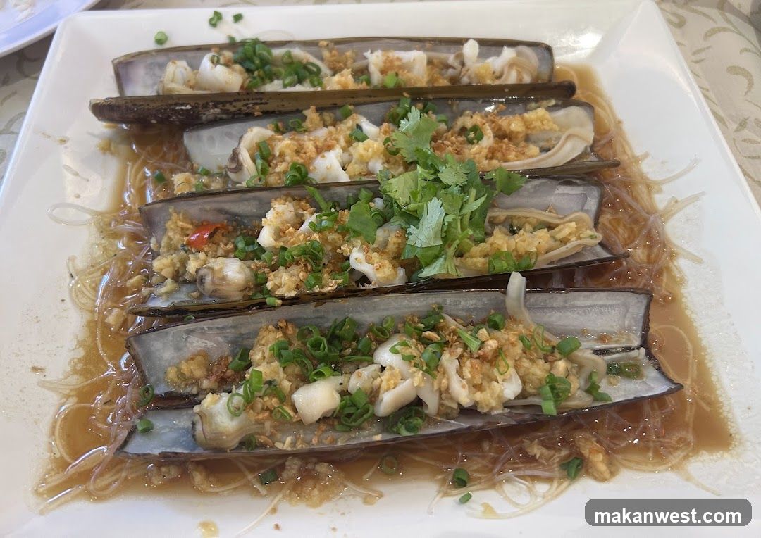 Garlic Clams with Cilantro and Green Onions