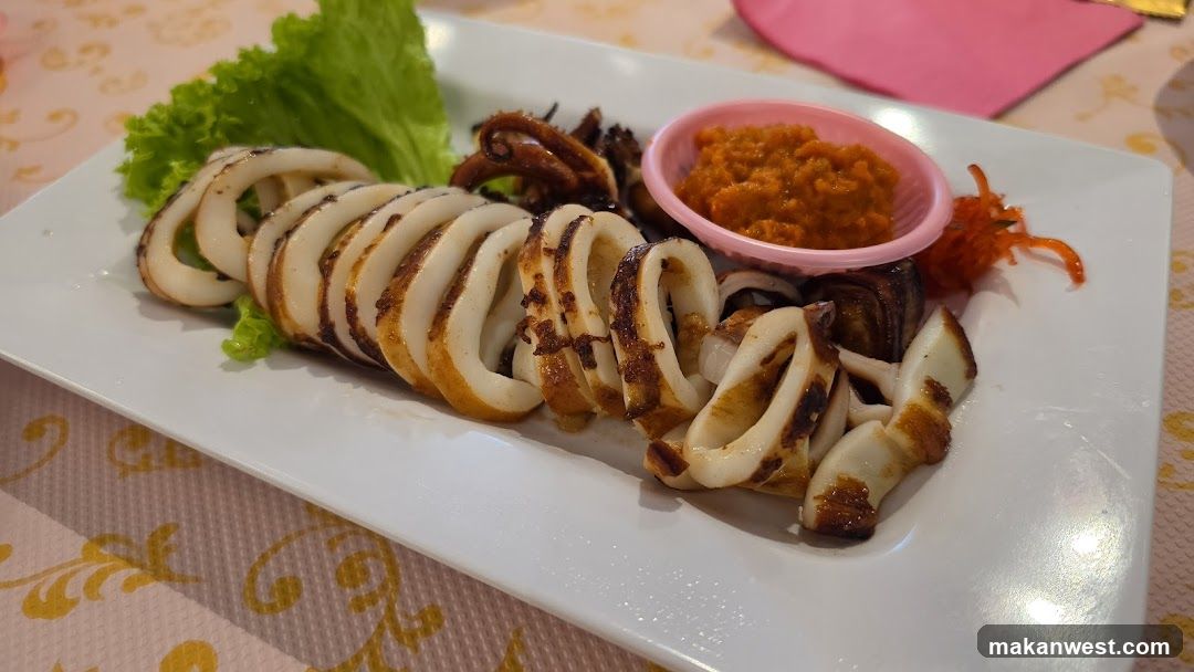 Grilled Squid with Side Dipping Sauce