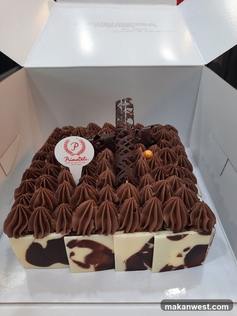 Chocolate Cake with White Chocolate Base