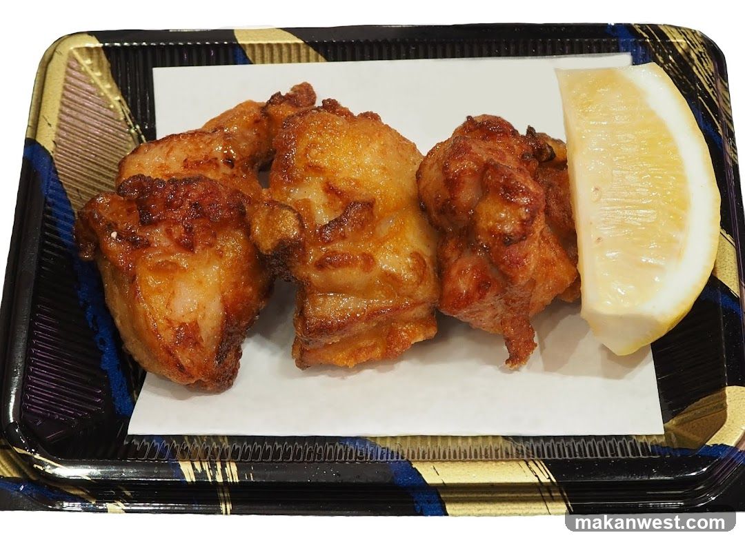 Fried Chicken with Lemon Wedge