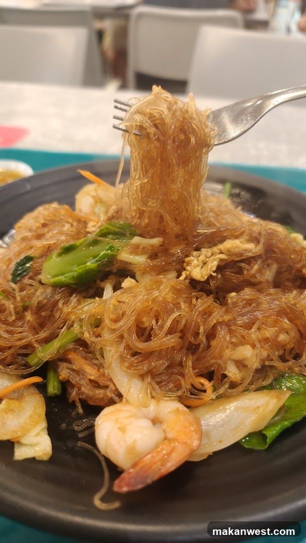 Fried Glass Noodles with Shrimp and Vegetables