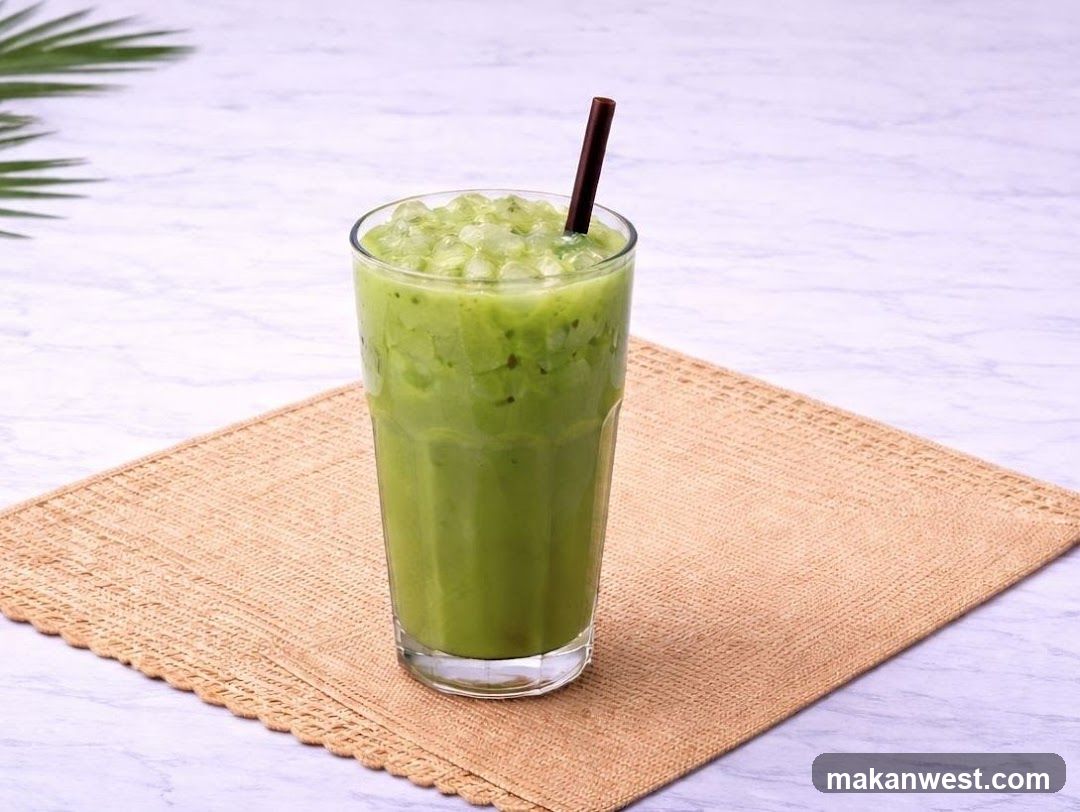 Green Smoothie with Ice Cubes