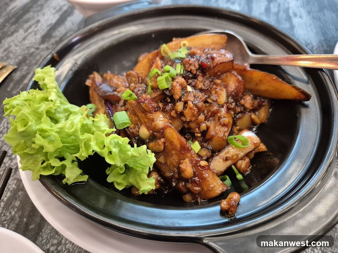 Sautéed Meat with Vegetables in Clay Pot