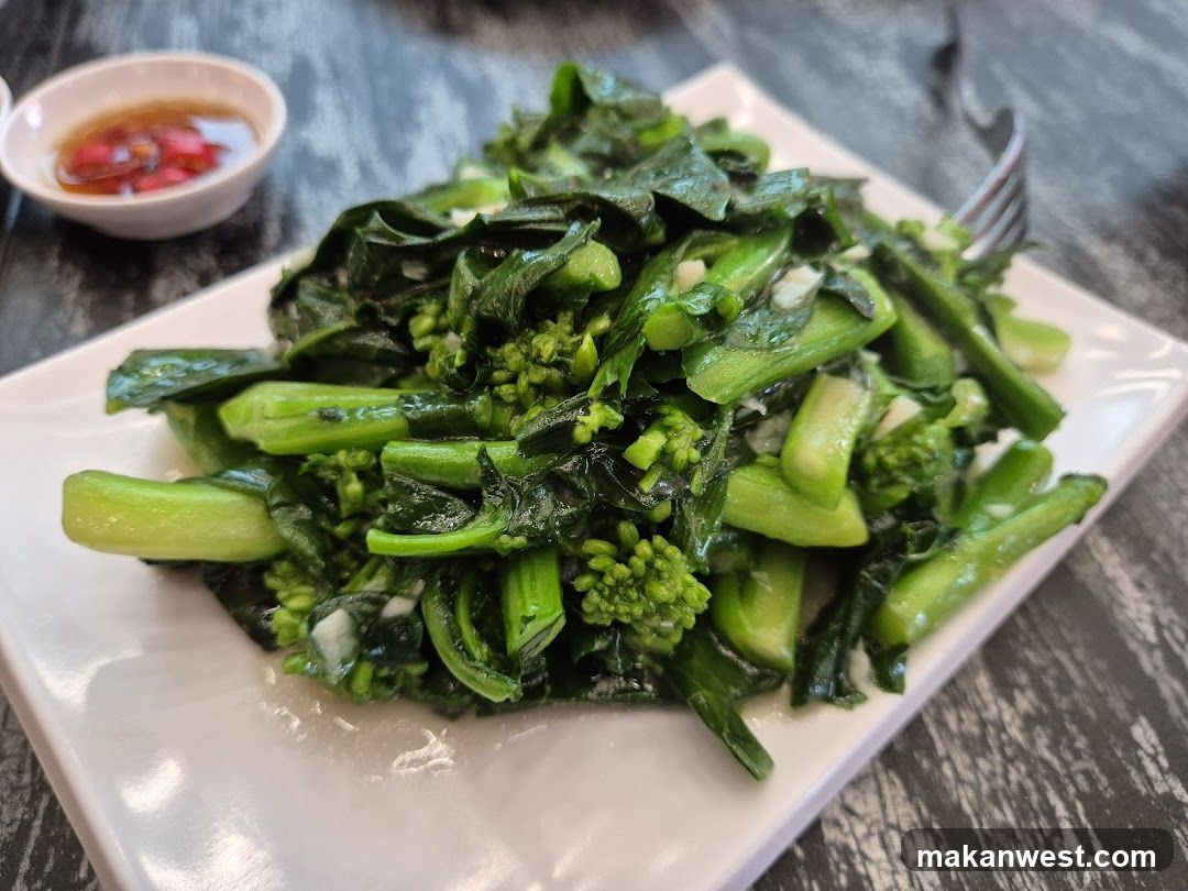 Stir-fried Chinese Broccoli with Garlic Sauce