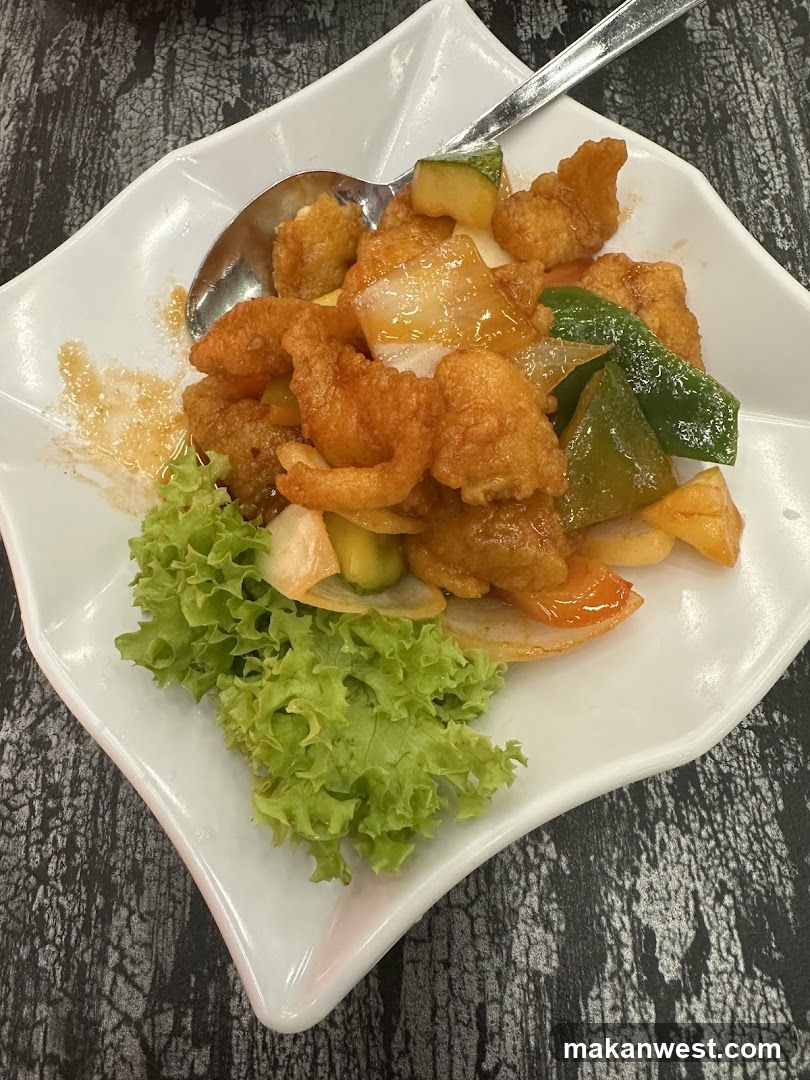 Fried Chicken with Vegetables and Lettuce
