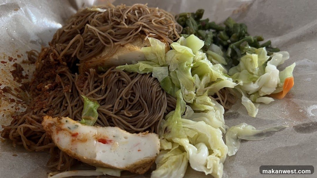 Noodle Dish with Tofu and Vegetables