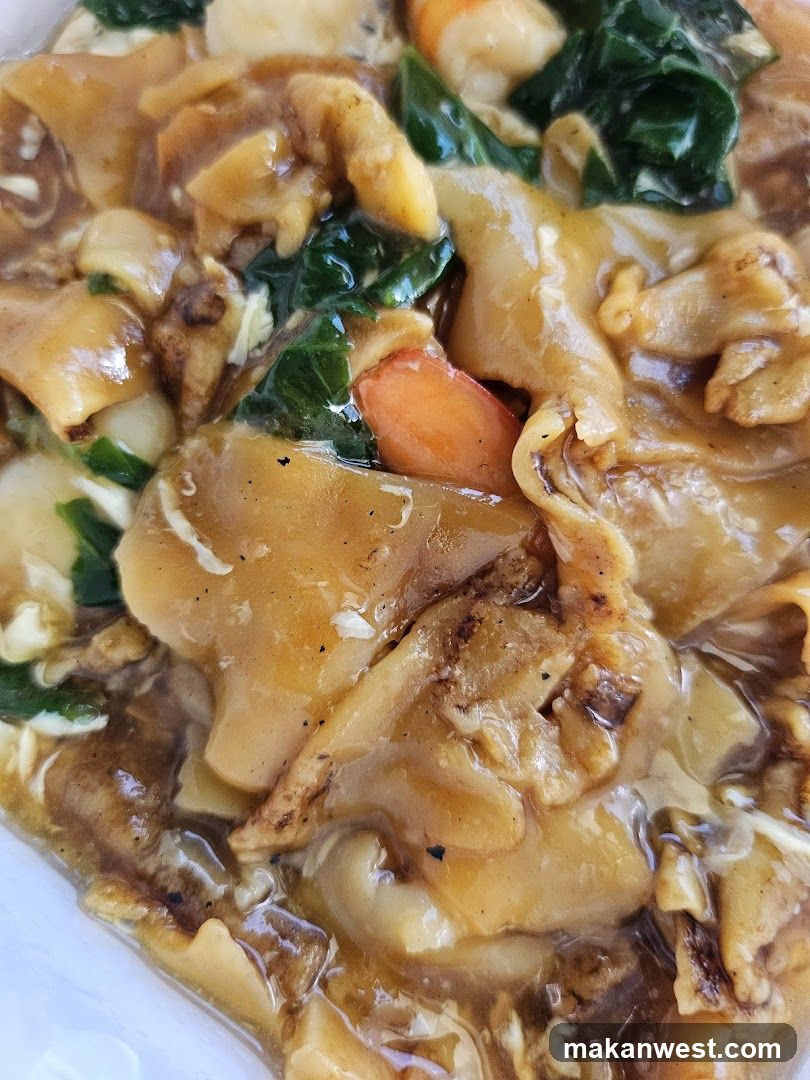 Stir-fried noodles with egg and greens