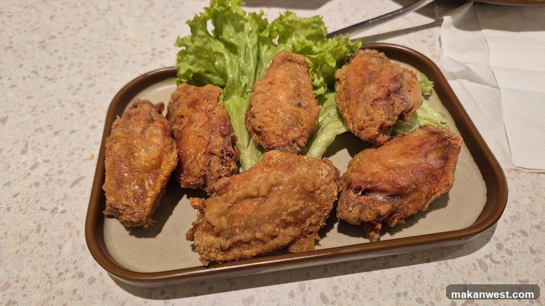 Fried Chicken Wings with Lettuce