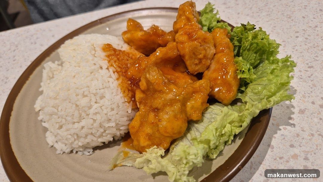 Crispy Chicken with Rice and Lettuce