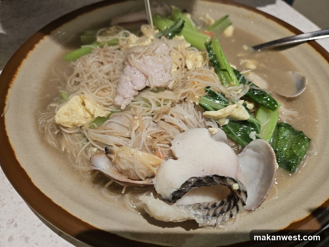 Noodle Dish with Seafood and Vegetables