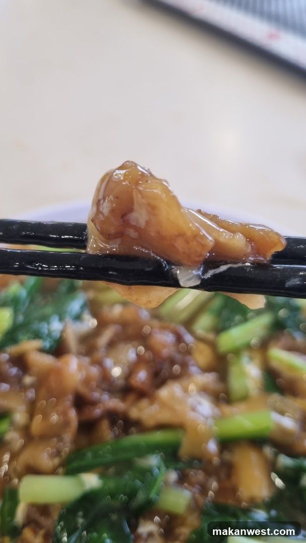 Stir-fried dish with greens and sauce