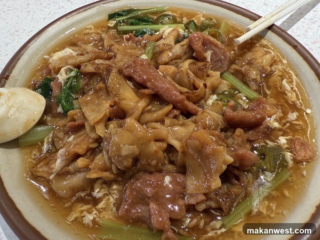Bowl of Noodles with Meat and Vegetables