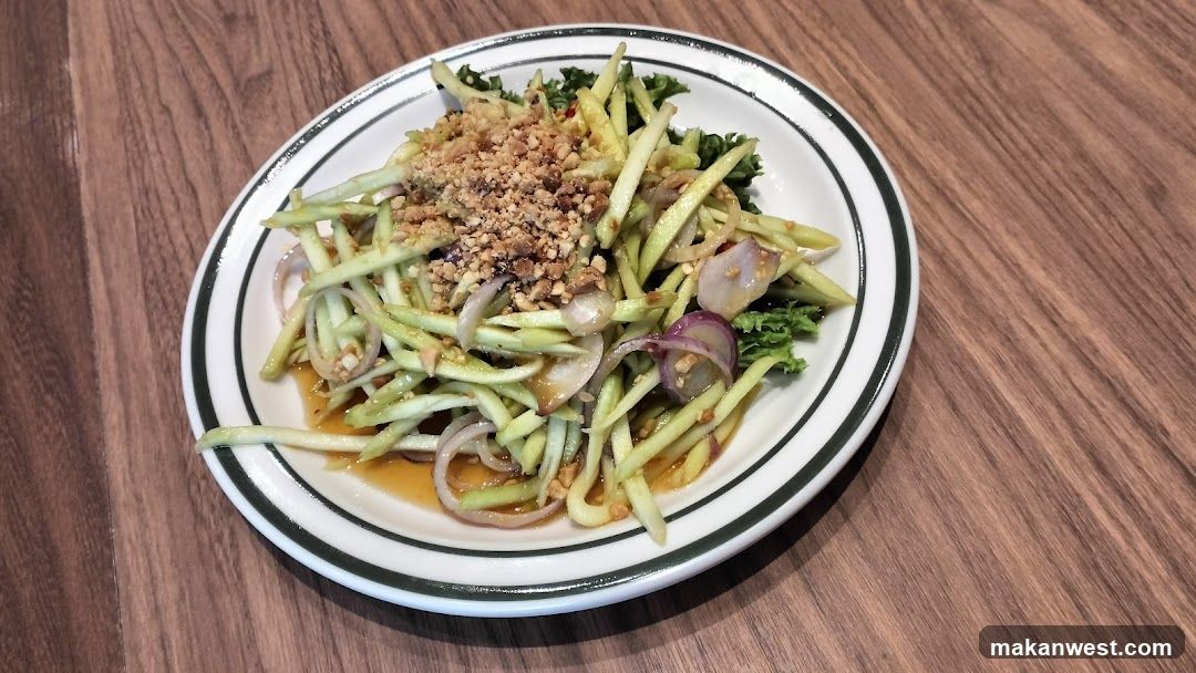Mango Salad with Crushed Nuts and Onions