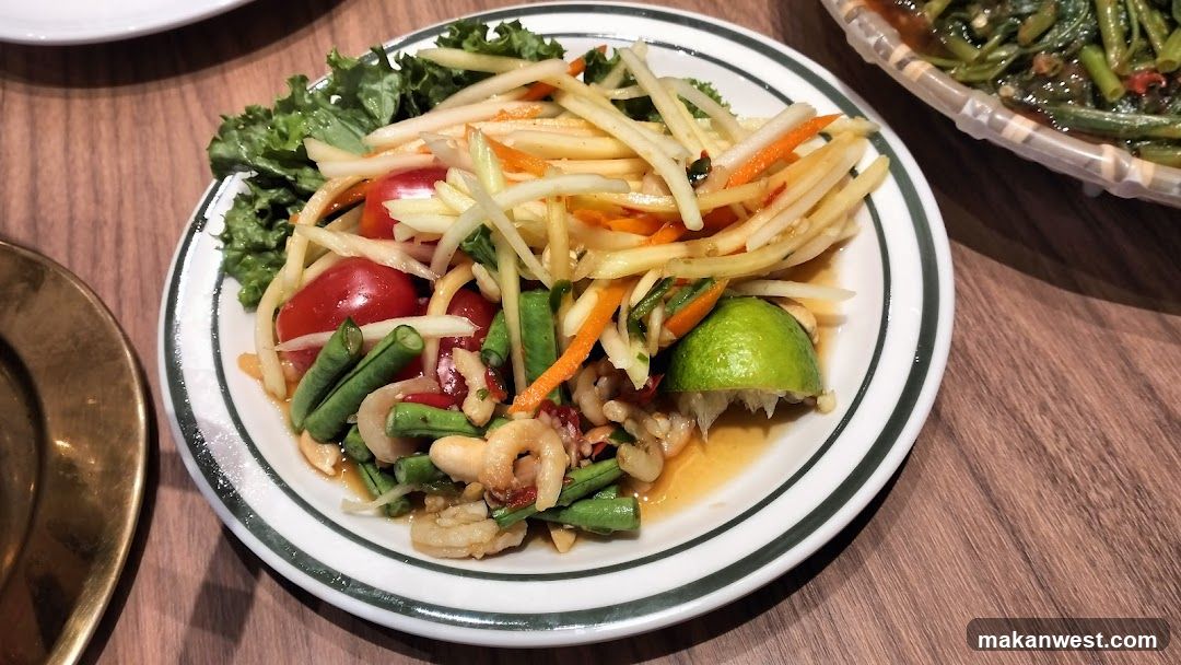 Papaya Salad with Shrimp and Peanuts